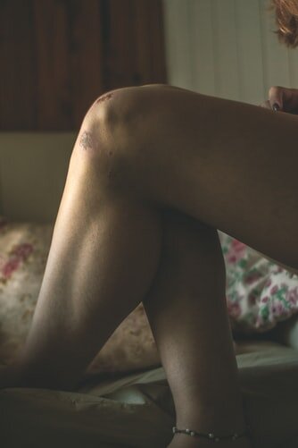 Dolore al ginocchio: a cosa è dovuto e come trattarlo